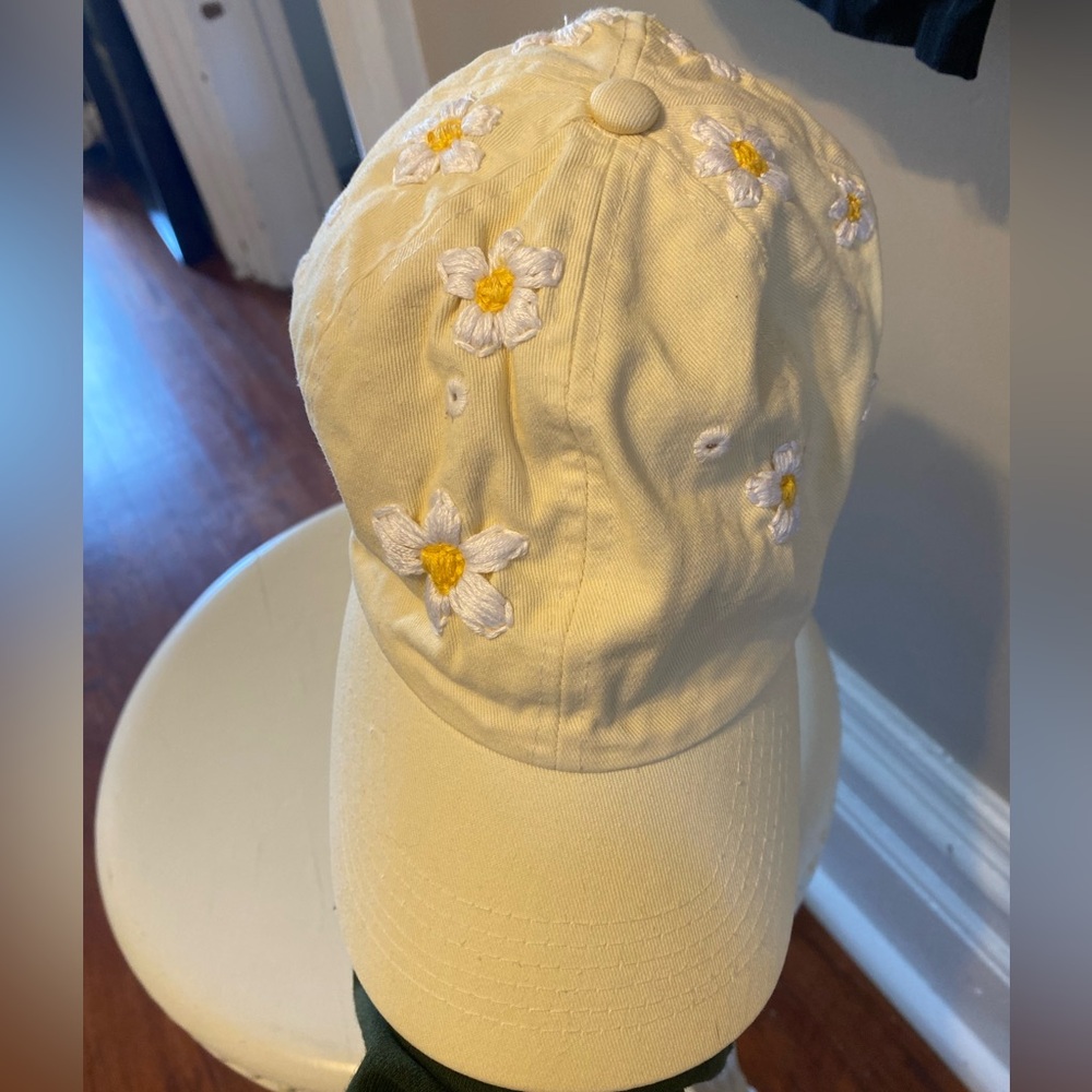 Yellow daisy Brandy Melville hat